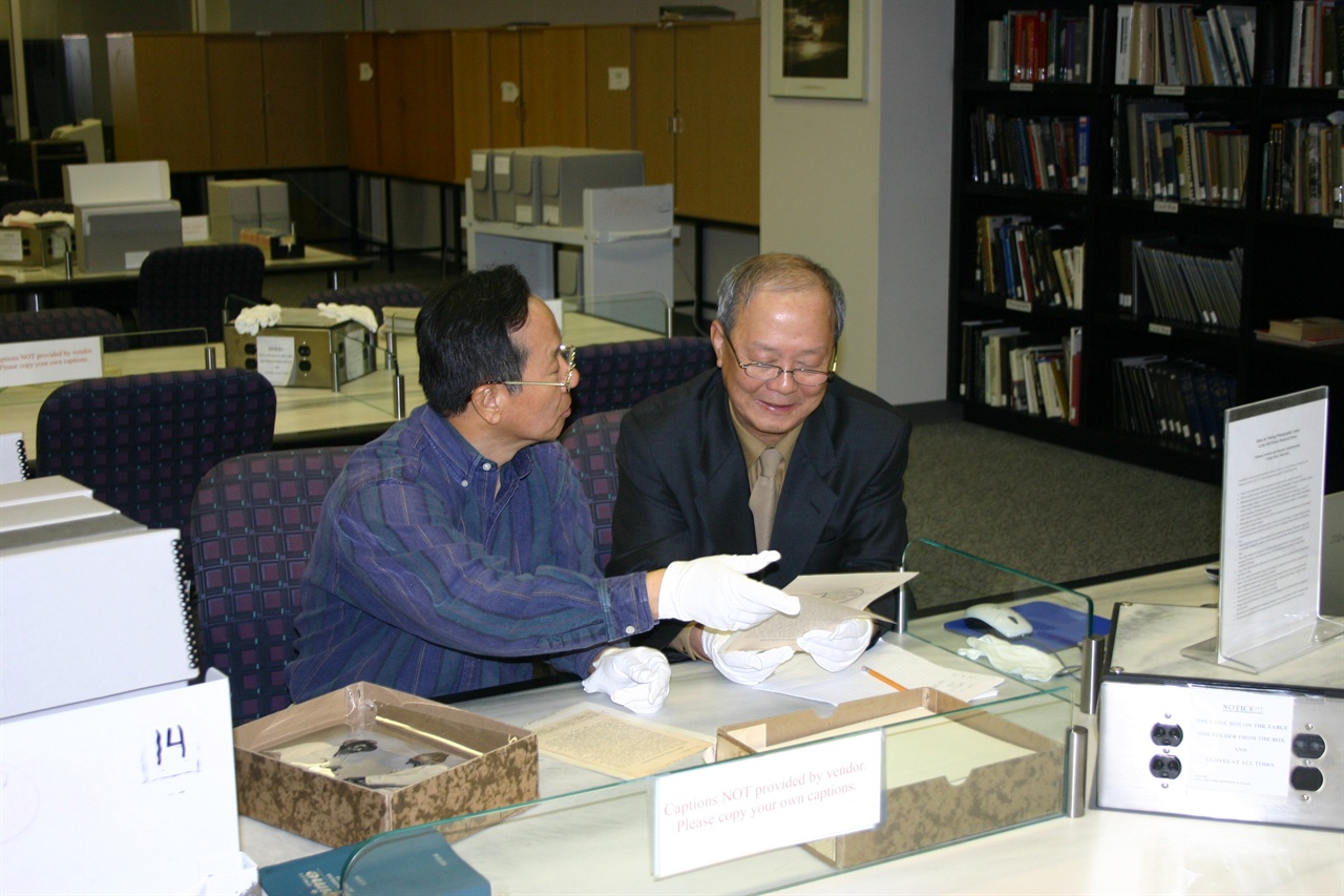 박유종 선생(왼편)과 기자가 NARA 5층 사진자료실에서 한 장의사진을 두고 스캔 여부를 상의하고 있다(2005. 12. 1. 제2차 방문 때). 