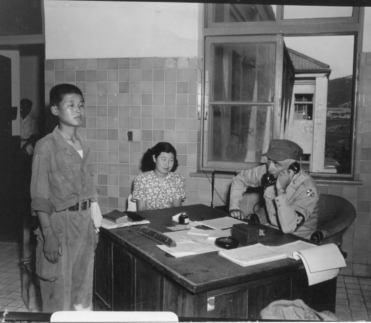 1950. 8. 18. 미 8군 하사관이 나이 어린 인민군 포로를 심문하고 있다. 이 장면은 나의 장편소설 <약속>의 집필 계기가 되었다.