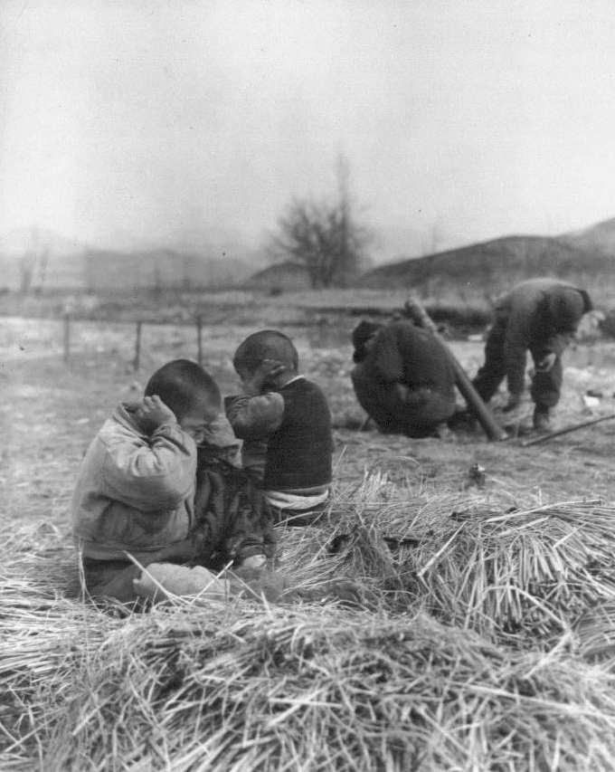 1951. 3. 4. 한강 부근 마을 아이들이 유엔군 박격포 폭발소리에 귀를 막고 있다.
