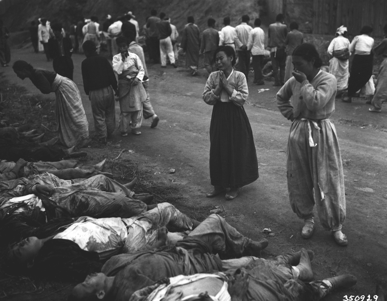 1950. 10. 19. 함흥, 300여 명의 정치범이 동굴에 불법 감금되어 질식해 죽었다. 유엔군이 점령한 뒤 이 시신들을 꺼내 늘어놓자 유족들이 가족을 확인하며 울부짖고 있다.
