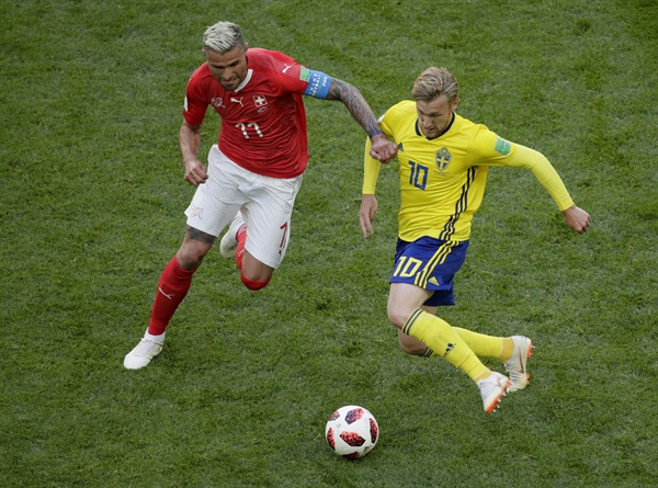  7월 3일 오후 11시(한국시간) 열린 러시아 월드컵 16강 스위스와 스웨덴의 경기. 스위스의 발론 베라미가 스웨덴의 에밀 포르스베리와 공을 다투고 있다.