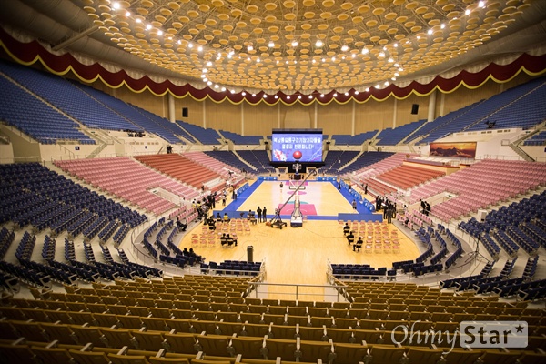 통일농구 여자선수들 훈련 남북통일농구경기에 참가하는 여자농구선수단이 4일 오전 평양 류경정주영체육관에서 경기를 앞두고 연습을 하고 있다.