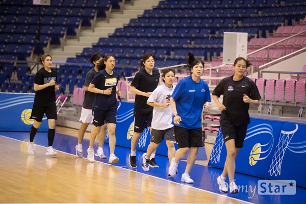 통일농구 여자선수들 훈련 남북통일농구경기에 참가하는 여자농구선수단이 4일 오전 평양 류경정주영체육관에서 경기를 앞두고 연습을 하고 있다.