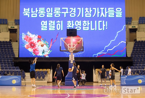 통일농구 여자선수들 훈련 남북통일농구경기에 참가하는 여자농구선수단이 4일 오전 평양 류경정주영체육관에서 경기를 앞두고 연습을 하고 있다.