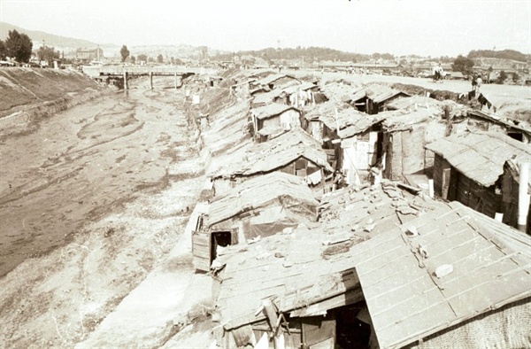1966년 4월 용산구 이촌동 판자집의 모습. 