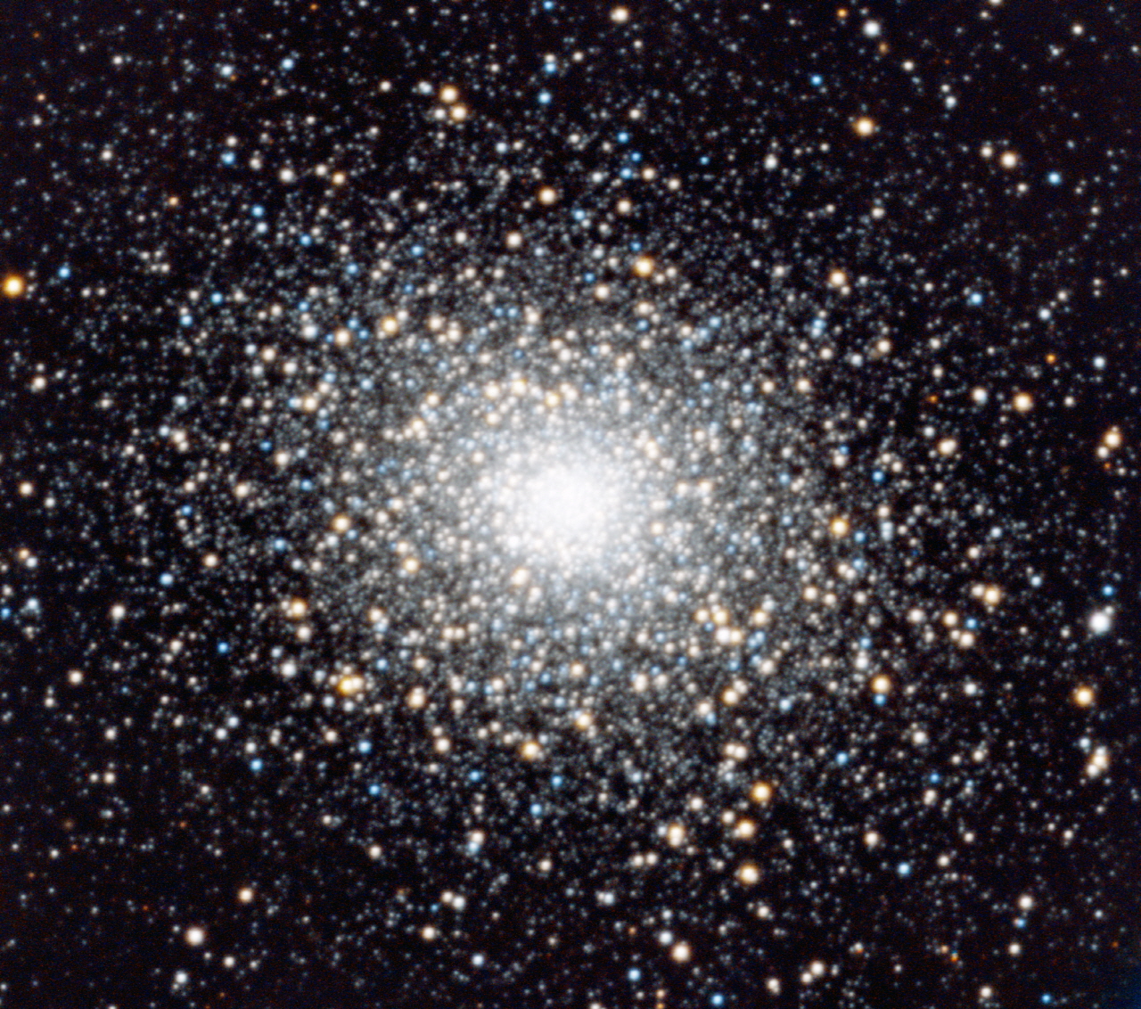 덕흥천문대 NYSC 1m 망원경으로 촬영한 메시에 목록 5번. 다양한 밝기와 색을 가진 별들이 구형으로 모여 있는 것을 확인할 수 있다.