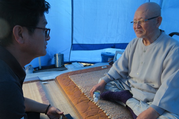단식농성 천막에서 인터뷰에 응하고 있는 설조스님.                               