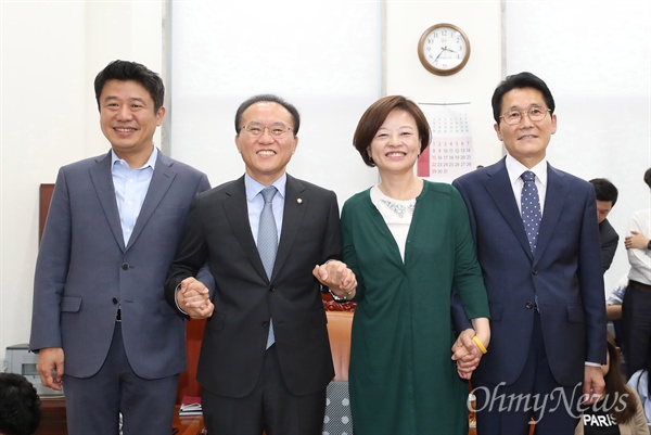 여야 4당 원내수석부대표 회동 여야 4당 원내수석부대표가 4일 오후 서울 여의도 국회 자유한국당 원내수석부대표실에서 회동을 갖고 있다. 왼쪽부터 유의동 바른미래당, 윤재옥 자유한국당,진선미 더불어민주당, 윤소하 정의당 원내수석부대표. 