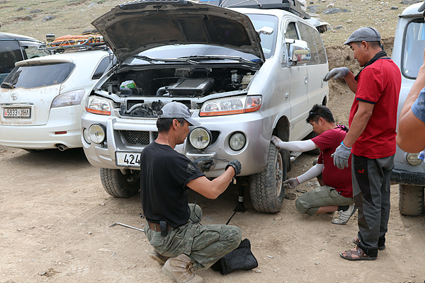 자동차가 고장나면  즉석에서 수리하는 몽골운전사들