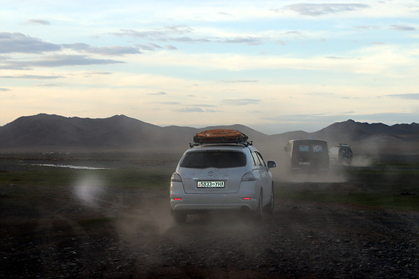 몽골사막은 거의 대부분 고운모래가 아니어서 차가 달릴 수 있었다. 그러나 앞차가 달리며 뿜어내는 먼지는 각오해야 한다