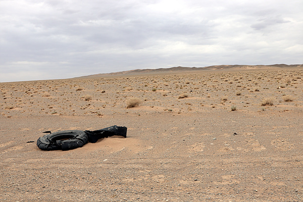 고비사막을 달리던 중 가장 많이 본 것들 중 하나는 찢어진 타이어였다. 그만큼 험난한 길이라는 것을 증명해준다.