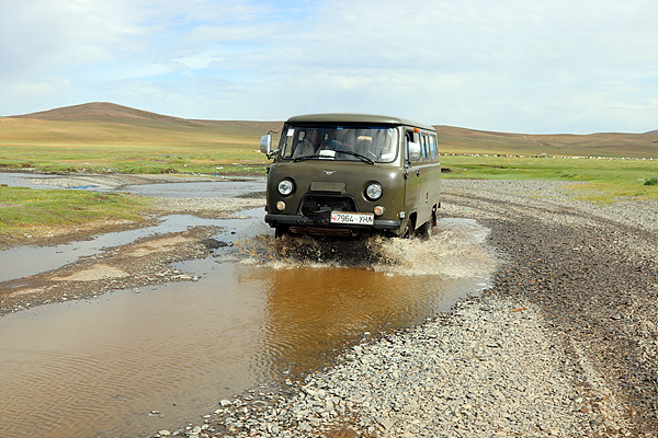 러시아 군인용으로 만들어진 푸루공은 몽골 비포장도로를 달리는 전천후 강자다. 잔고장이 없을 뿐만 아니라 힘이 좋아 뒷좌석에 사람을 태우고도 웬만한 트럭만큼 짐을 실었다