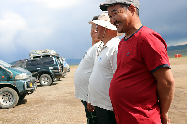 몽골남자들은 적당히 나온 배를 자랑스럽게 여긴다고 한다. 운전사와 함께 동료(가운데)가 누구배가 더많이 나왔나 내기하는 모습. 여행의 피로를 가시게 하는 장면이다