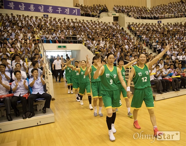 4일 평양 류경정주영체육관에서 개최된 남북통일농구경기에서 남북 선수들이 손을 잡고 공동 입장하고 있다.