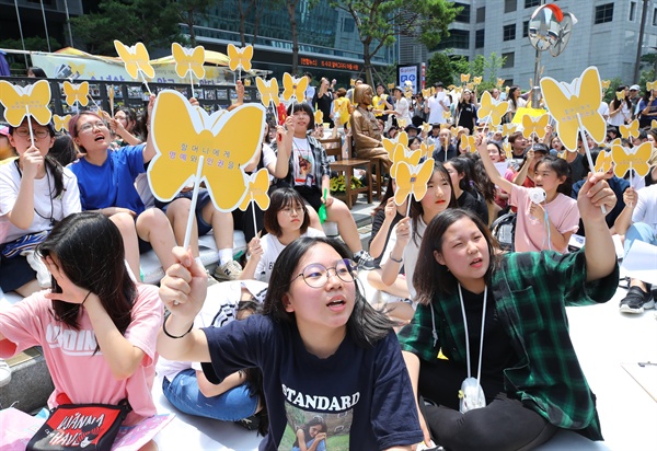 4일 오후 서울 종로구 중학동 옛 일본대사관 터 앞에서 열린 제1342차 일본군성노예제 문제 해결을 위한 정기 수요시위에서 소명중학교 학생들이 일본 정부의 사과와 배상을 요구하며 구호를 외치고 있다. 