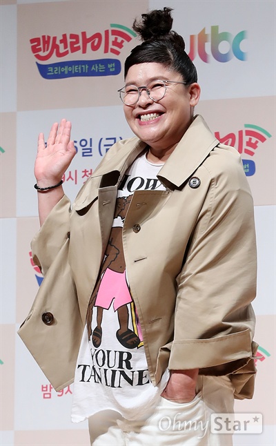 '랜선라이프' 이영자, 기분좋은 웃음 개그우먼 이영자가 5일 오전 서울 상암동 JTBC사옥에서 열린 JTBC 새 예능프로그램 <랜선라이프-크리에이터가 사는 법> 제작발표회에서 포토타임을 갖고 있다. <랜선라이프-크리에이터가 사는 법>은 온라인에서만 볼 수 있었던 톱 크리에이터들의 일상을 엿보는 에능프로그램이다. 6일 오후 9시 첫 방송.