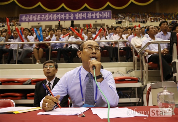 박종민 장내 아나운서가 4일 오후 평양 류경정주영체육관에서 개최된 남북통일농구경기의 장내방송을 진행하고 있다.