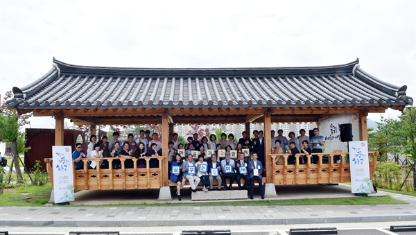  간담회를 마치고. 한옥 꿈의학교 학생들이 직접 지은 정자. 