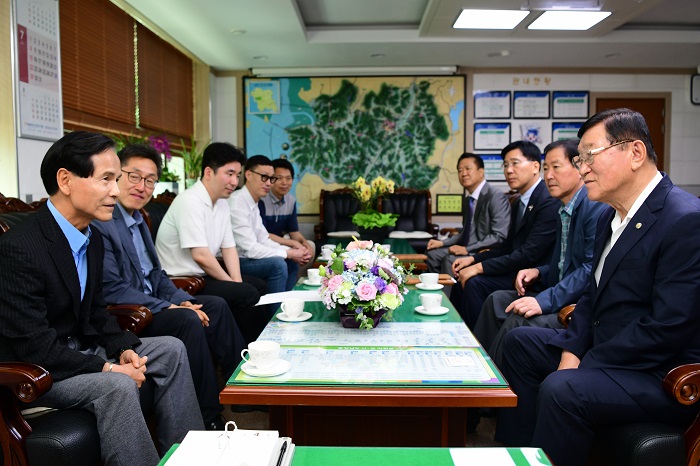 홍성군 국제단편영화제 개최되나 4일 한국영화인총연합회장 등 실무진 홍성군 방문 국제단편영화제 개최에 대해 논의했다.