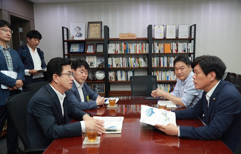 조승래 국회의원을 방문한 허태정(사진 왼쪽) 대전시장이 대전지역의 현안에 대해 의논하고 있다.