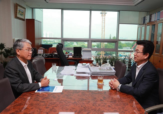 김동철 바른미래당 비대위원장과 대화를 나누고 있는 허태정(사진 오른쪽) 대전시장