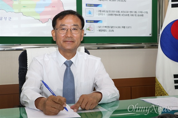 제8대 대구 수성구의회 1기 의장으로 선임된 김희섭 더불어민주당 구의원.