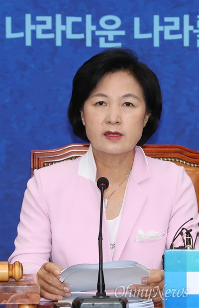 더불어민주당 추미애 대표가 6일 오전 서울 여의도 국회에서 열린 최고위원회의에서 모두발언을 하고 있다.