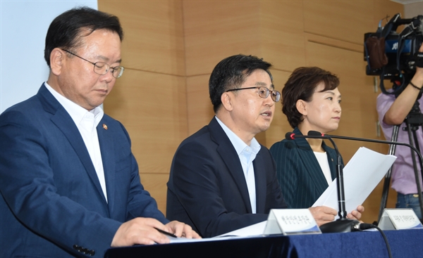 김동연 부총리 겸 기획재정부 장관(가운데)이 7월 6일 광화문 정부서울청사에서 '종합부동산세 개편방안'과 관련 관계부처 합동브리핑에서 모두발언을 하고 있다.