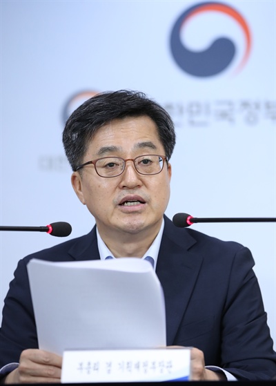 종부세 인상 (서울=연합뉴스) 안정원 기자 = 김동연 경제부총리가 6일 오전 서울 종로구 정부서울청사 브리핑룸에서 초고가 및 3주택 이상 다주택자 증세를 골자로 한 종합부동산세 개편방안을 발표하고 있다. 2018.7.6