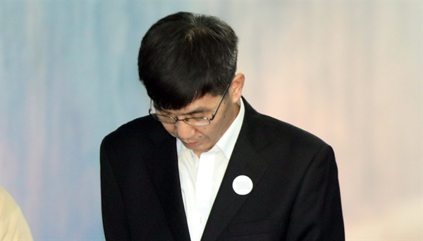 이명박 전 대통령의 재산관리인으로 알려진 이병모 청계재단 사무국장이 6일 1심 선고를 받기 위해 호송차에서 내려 서울중앙지법에 들어서고 있다. 