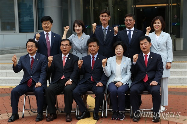 자유한국당 소속 대구 북구의회 구의원들이 6일 오전 개원식을 마치고 북구청 입구에서 기념사진을 찍었다. 하지만 민주당 소속 구의원들은 따로 모여 기자회견을 열고 한국당의 의장단 독식에 항의했다.