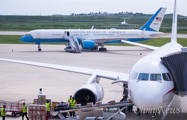 평양 순안공항 도착한 폼페이오 전용기 폼페이오 미 국방장관이 북한을 방문한 6일 오후 평양 순안공항에 북측 고려항공 여객기 뒤로 폼페이오 장관이 타고 온 미 정부기가 보이고 있다. 