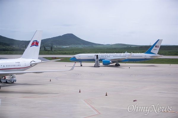 평양 순안공항 도착한 폼페이오 전용기 폼페이오 미 국방장관이 북한을 방문한 6일 오후 평양 순안공항에 북측 국적기 뒤로 폼페이오 장관이 타고 온 미 정부기가 보이고 있다. 