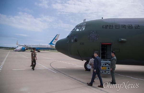 폼페이오 미 국무부 장관이 방북을 한 6일 오후 평양 순안공항 활주로에 남측 군 수송기 너머로 미 정부기가 세워져 있다.