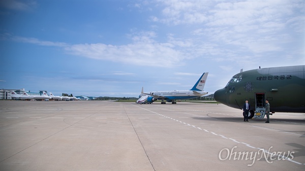 남북통일농구경기 일정이 끝난 6일 오후 평양 순안공항 활주로에 남측 군 수송기(오른쪽)와 북한을 방문한 폼페이오 장관이 타고온 미국 정부기(가운데), 북한 고려항공 여객기가 나란히 서 있다.