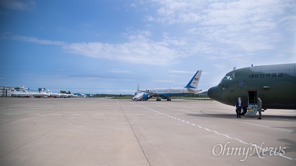 남-북-미 항공기 나란히 세워진 평양 순안공항 남북통일농구경기 일정이 끝난 6일 오후 평양 순안공항 활주로에 남측 군 수송기(오른쪽)와 북한을 방문한 폼페이오 장관이 타고온 미국 정부기(가운데), 북한 고려항공 여객기가 나란히 서 있다.