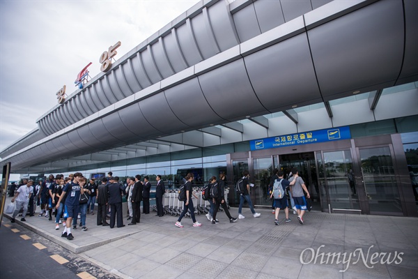 남북통일농구경기를 위해 방북한 남측 선수단이 6일 오후 서울로 돌아오는 군 수송기에 탑승하기 위해 평양 순안공항에 도착하고 있다.