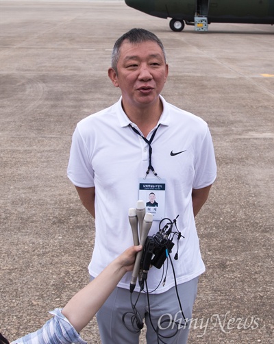 허재 남자 농구대표팀 감독이 6일 오후 서울공항에서 남북통일농구경기를 마치고 돌아와 기자들의 질문에 답변하고 있다.