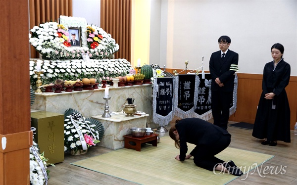 진주 경상대병원 장례식장에 마련된 고 박노정 시인의 빈소.