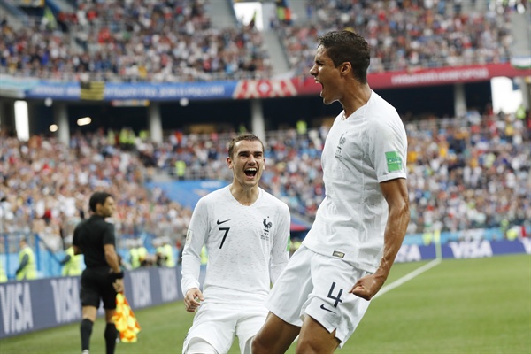  2018년 7월 6일 오후 11시(한국시간) 열린 러시아 월드컵 프랑스와 우루과이의 8강 경기. 프랑스의 라파엘 바란이 득점 후 동료 앙투안 그리즈만과 기뻐하고 있다.