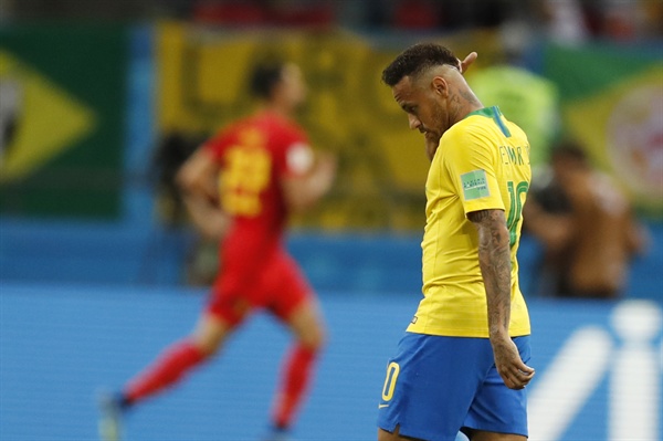  2018년 7월 7일 오전 3시(한국시간) 열린 러시아 월드컵 8강 브라질과 벨기에의 경기. 벨기에의 케빈 데 브라위너가 득점한 후 브라질의 네이마르가 당황한 모습을 보이고 있다.