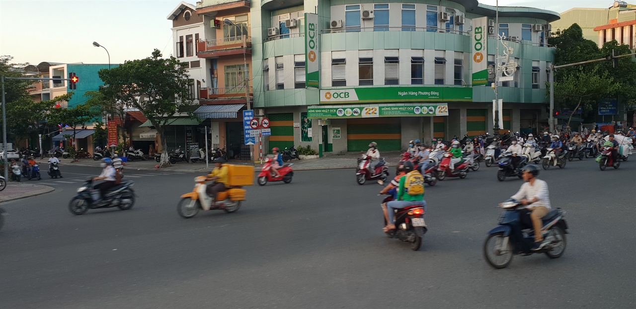베트남의 중요한 교통수단인 오토바이. 퇴근 시간이 되면  환상의 오토바이 쇼가 벌어진다. 