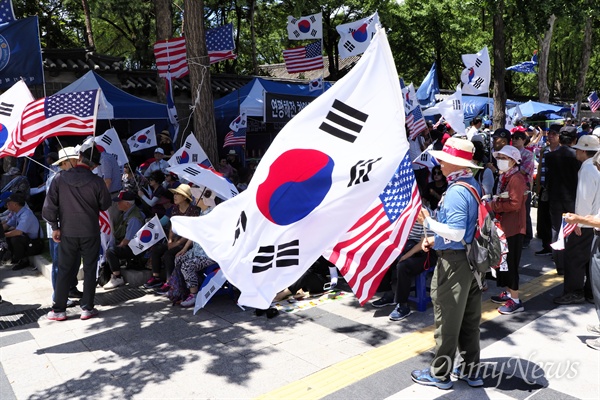 7일 오후 2시, 서울 대한문 앞에 700여 명의 태극기 부대가 모였다. 이들은 남북정상회담 반대, 좌파 사회주의 개헌 반대, 동성애 합법화 반대 등을 요구했다.