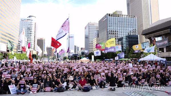 7일 오후 5시께, 서울 광화문 광장에 낙태죄 위헌·폐지 촉구 퍼레이드 '낙태죄, 여기서 끝내자!'에 참여하기 위해 많은 사람이 몰렸다. 이들은 헌법재판소를 향해 낙태죄 위헌 판결을 요구하며 한목소리로 여성의 자기결정권 쟁취를 결의했다.