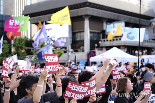 지난 7월 7일 오후 5시께, 서울 광화문 광장에 낙태죄 위헌·폐지 촉구 퍼레이드 '낙태죄, 여기서 끝내자!'에 참여하기 위해 많은 사람이 몰렸다. 