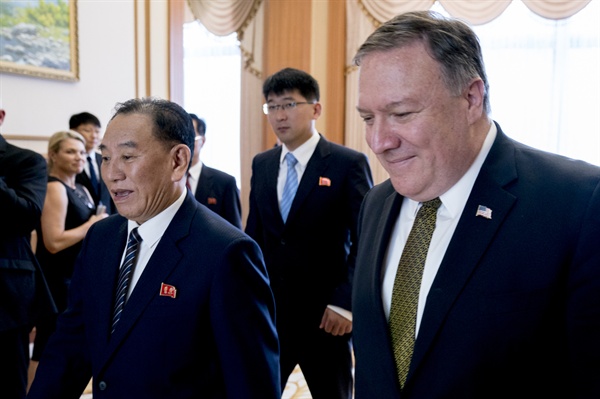 지난 2018년 7월 마이크 폼페이오 미국 국무장관(오른쪽)과 김영철 북한 노동당 부위원장 겸 통일전선부장(왼쪽)의 모습. (자료사진)