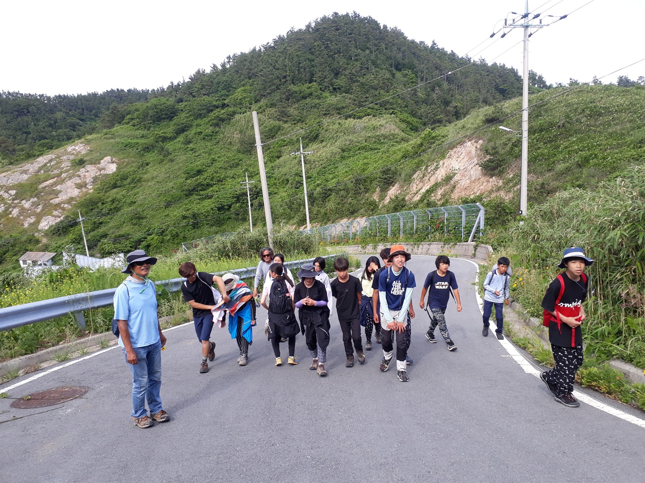 아무도 찾지 않은 대둔도 수리 마을, 민권 운동가 김이수 선생의 마을을 둘러보고 오리 마을로 가고 있는 학생들  