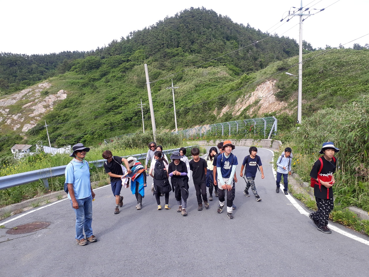 흑산면 대둔도 수리마을  아무도 찾지 않은 대둔도 수리 마을, 민권 운동가 김이수 선생의 마을을 둘러보고 오리 마을로 가고 있는 학생들  