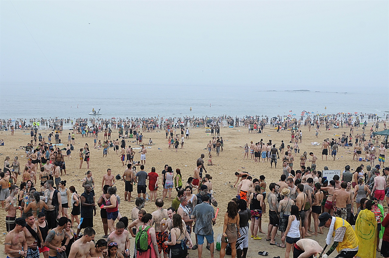 축제 기간의 해수욕장은 수많은 사람들로 가득하다. 이런 혼잡함이 싫어서 오지 않는 사람들도 있다. 