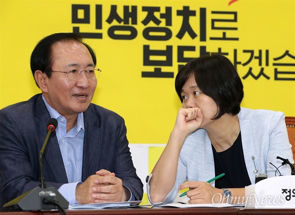 정의당 이정미 대표와 노회찬 원내대표가 9일 오전 서울 여의도 국회에서 열린 상무위원회 회의에서 대화하고 있다. 